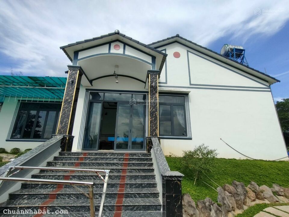 Chính chủ bán gấp nhà vườn mái Thái 200m2, hồ cá koi chưa đến 3 triệu/m2 ngay trung tâm xã Phú Túc