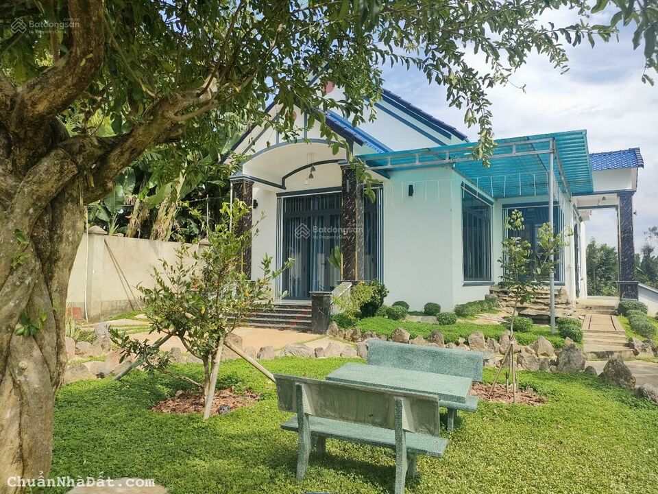 Chính chủ bán gấp nhà vườn mái Thái 200m2, hồ cá koi chưa đến 3 triệu/m2 ngay trung tâm xã Phú Túc