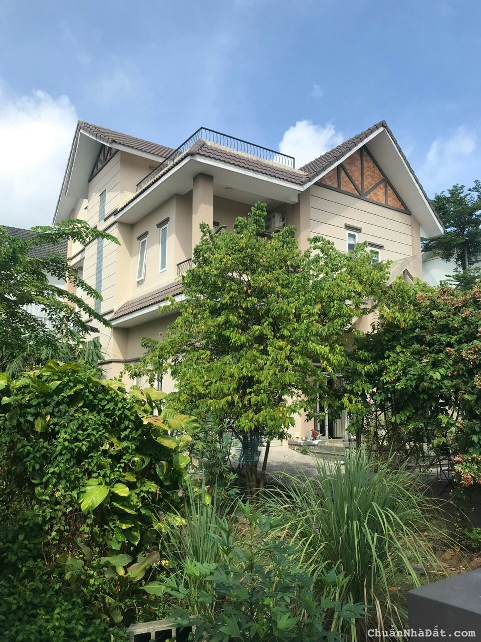 Cần bán biệt thự rộng 636m2, view hồ , giáp sông