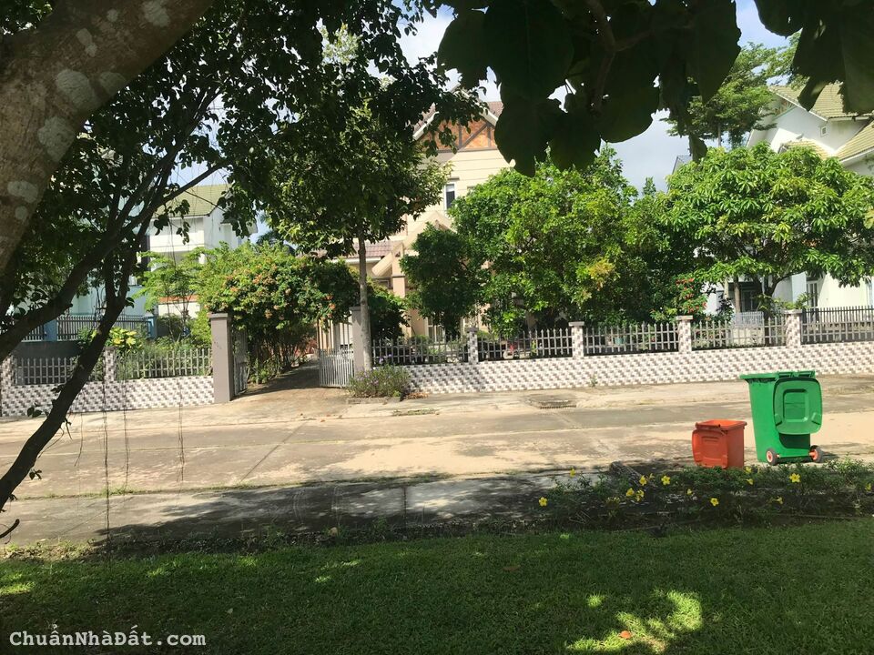 Cần bán biệt thự rộng 636m2, view hồ , giáp sông