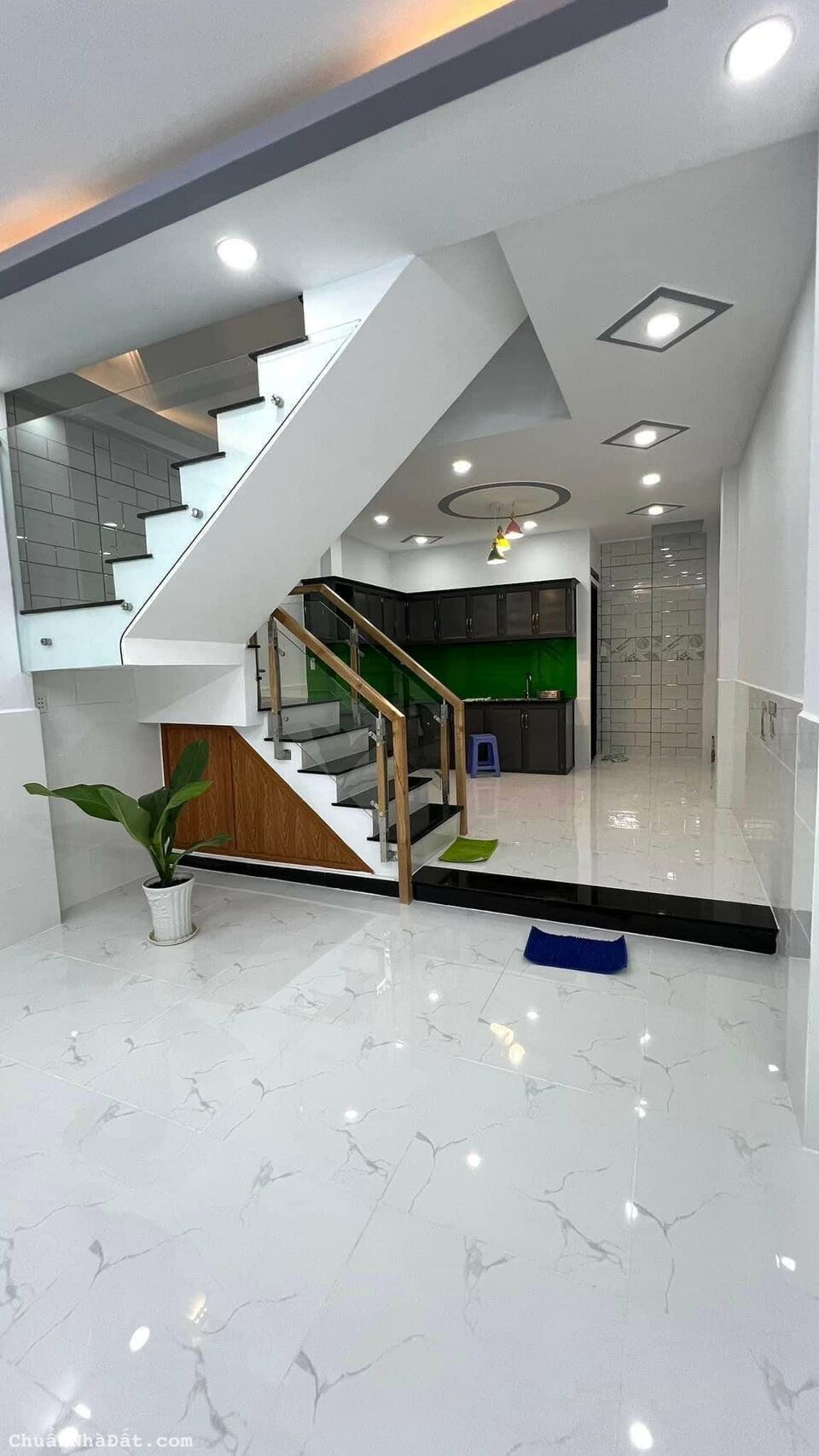 Bán nhà 1 trệt 1 lầu, 5x20, chỉ 1 tỷ 250, tại Chợ Long Cang.