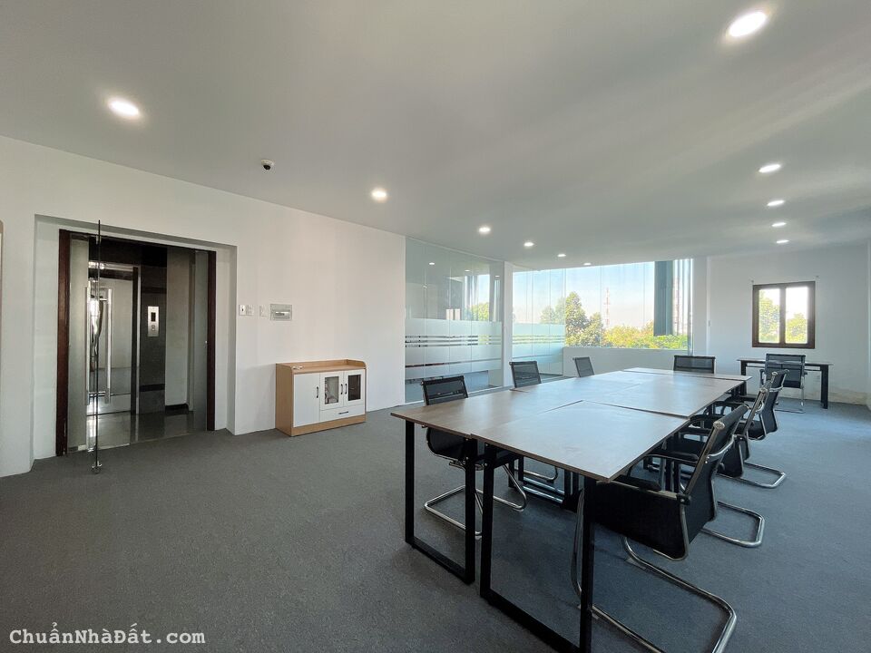 Cho thuê sàn VP 90m2 view kính sáng, nhiều cửa sổ thông tháng góc 2 MT khu sân bay Tân Sơn Nhất