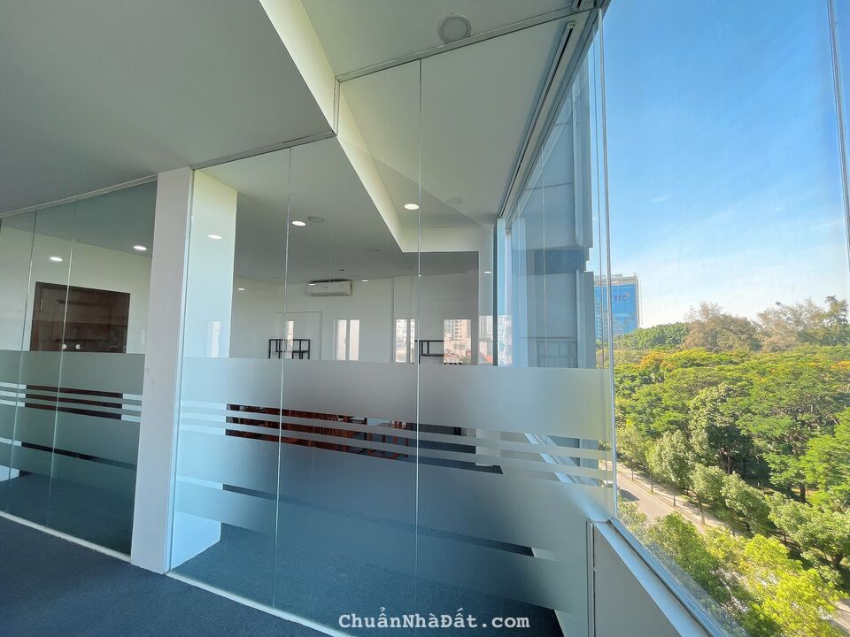 Cho thuê sàn VP 90m2 view kính sáng, nhiều cửa sổ thông tháng góc 2 MT khu sân bay Tân Sơn Nhất