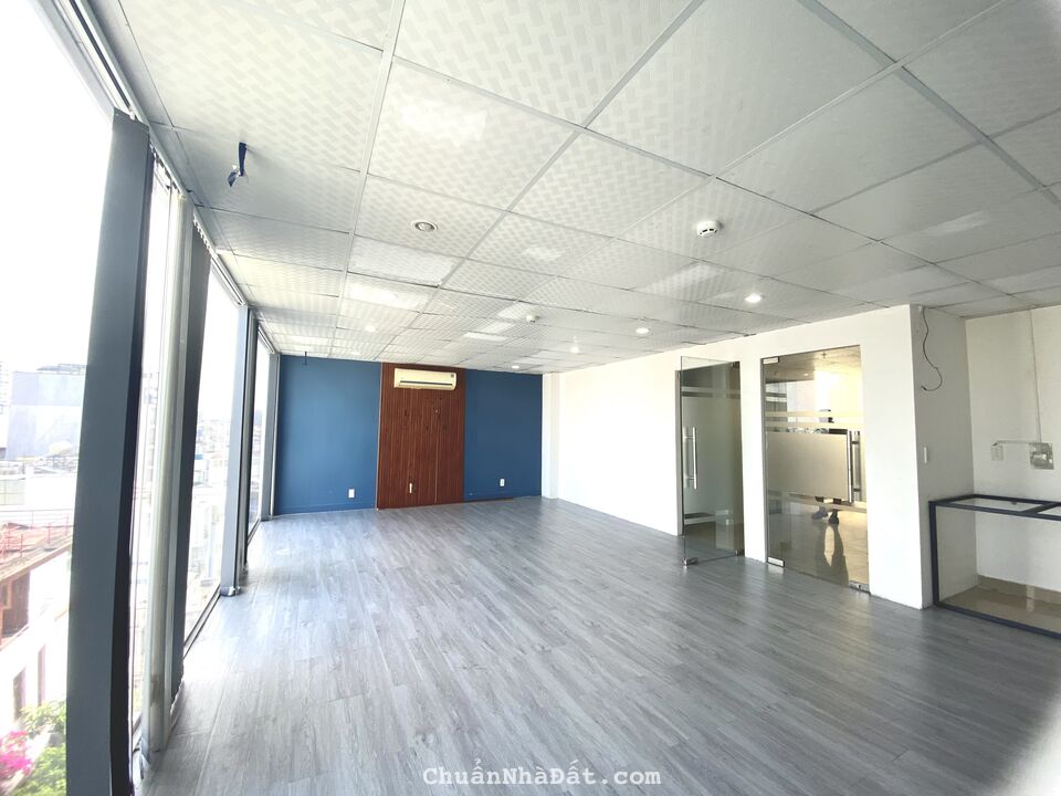 Cho thuê văn phòng sàn 40m2 nhỏ xinh view kính sáng trung tâm Phú Nhuận
