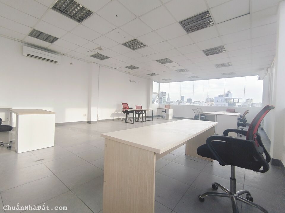 Cho thuê văn phòng view full kính 70m2 đường Trần Quang Khải, Quận 1