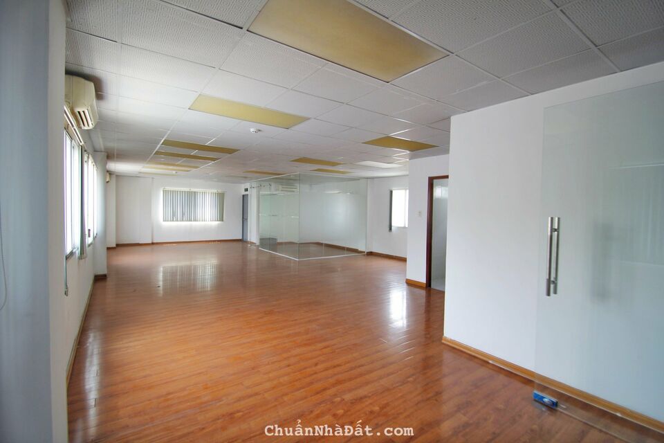 Cho thuê văn phòng 105m2 cửa sổ thông thoáng đường Võ Văn Tần, Quận 3