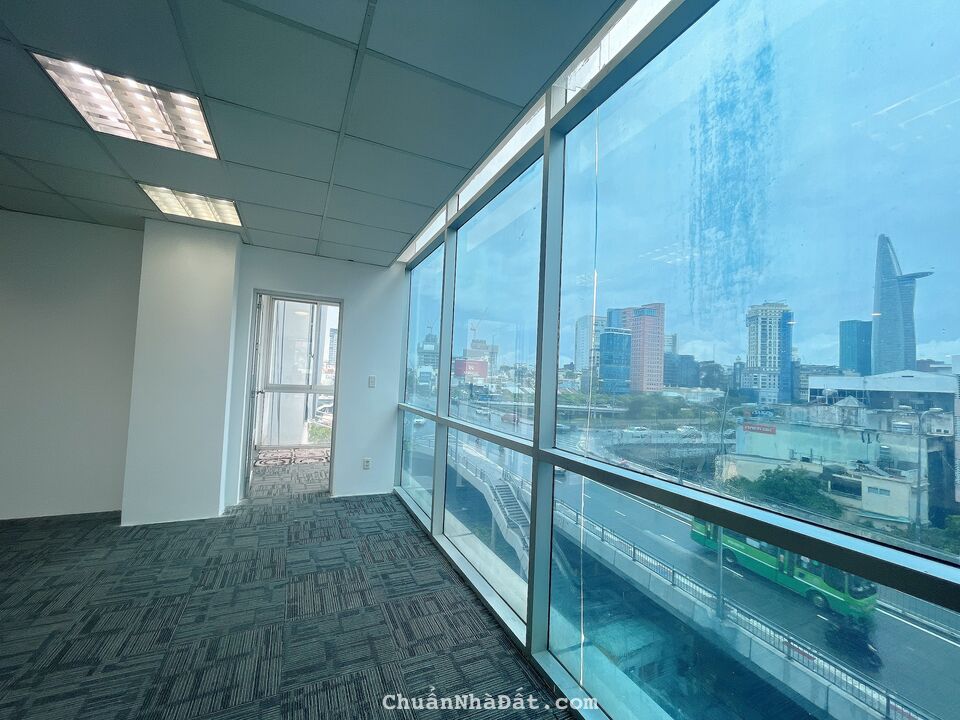 (Chính chủ) siêu hot Quận 4, VP 140m2 view kính sát Bến Vân Đồn, Q4