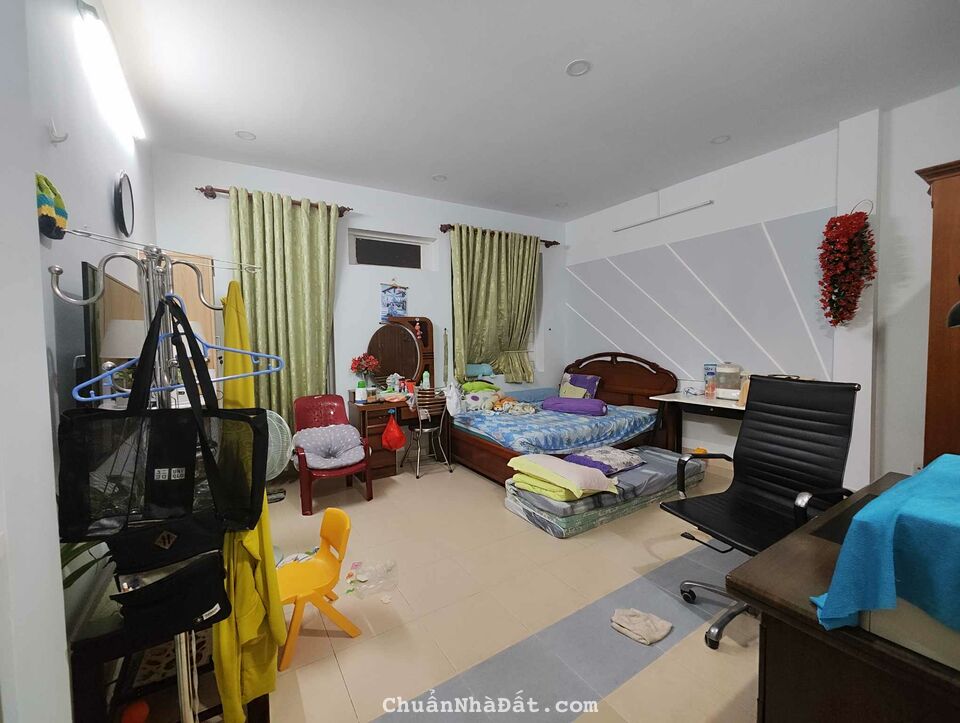 Bán nhà mặt tiền 4 tầng đường 20m phường Phú Mỹ Quận 7, 5x20 cho thuê 20 tr/tháng