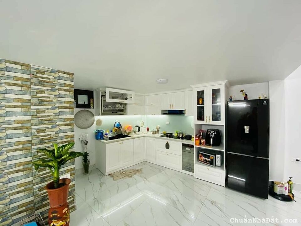 Bán nhà ĐẸP Đường Lĩnh Nam, Ô TÔ, DT 33m X 5T, MT 4 m, giá 3 tỷ 4, Lh: 0984417892.   