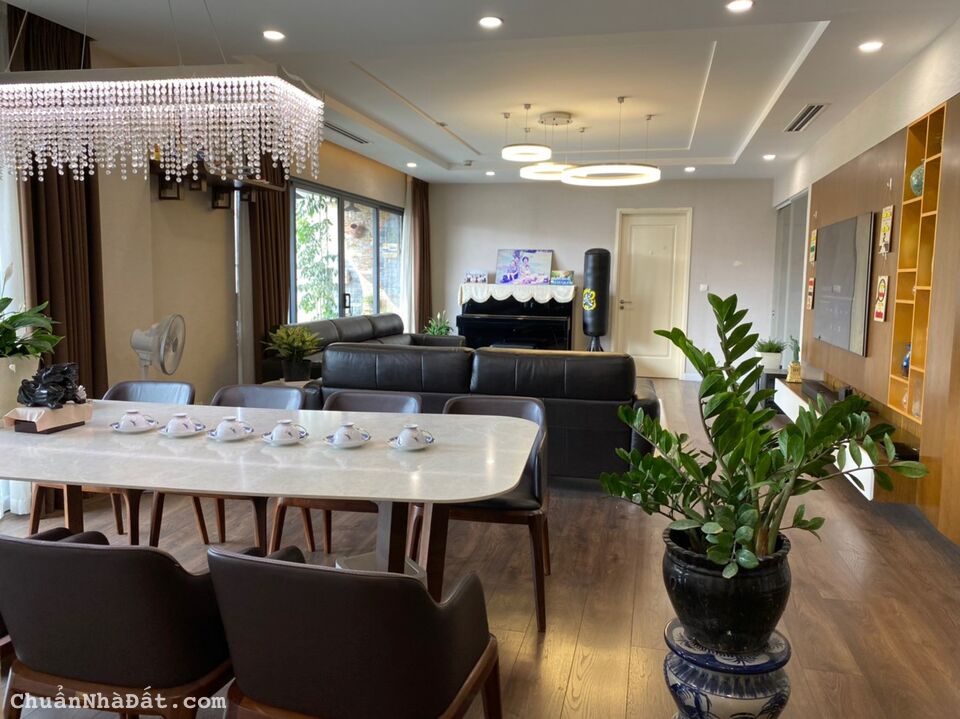 Bán gấp căn hộ 116m2 tại 17T9 Hoàng Đạo Thúy, nhà rất đẹp. Giá 4.1 tỷ LH: 0967 583 505