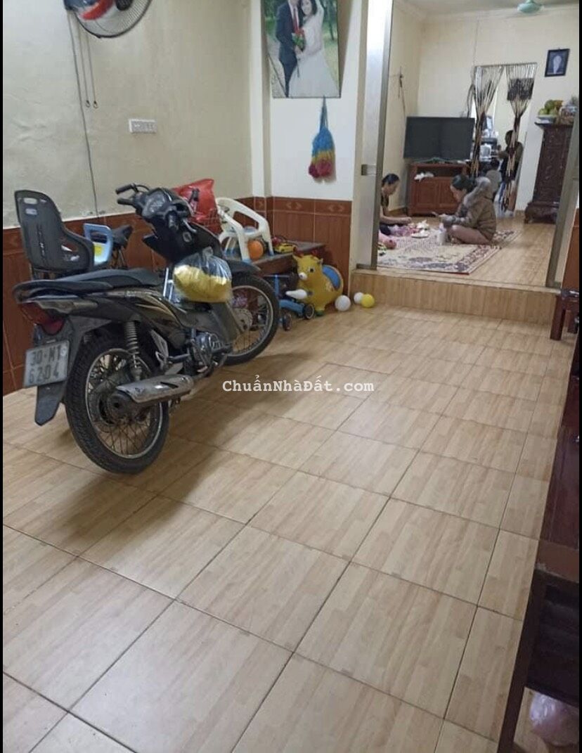 Cho thuê căn hộ tập thể tầng 1 Khuất Duy Tiến, Thanh Xuân 70m2, ô tô vào. Giá 8.5tr/tháng