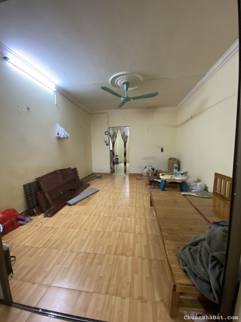 Cho thuê căn hộ tập thể tầng 1 Khuất Duy Tiến, Thanh Xuân 70m2, ô tô vào. Giá 8.5tr/tháng