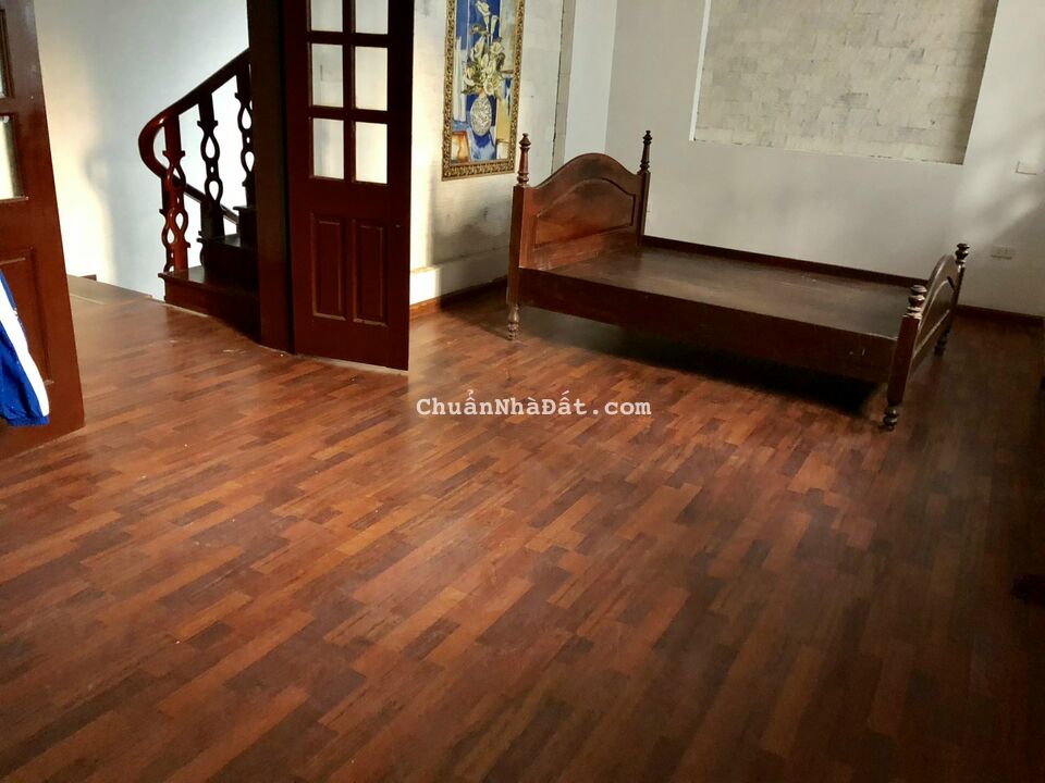 Cho thuê nhà Âu Cơ, Tây Hồ 90m2 x 2,5 tầng. Nhà rất đẹp, ô tô vào nhà. Giá thuê 12tr/tháng