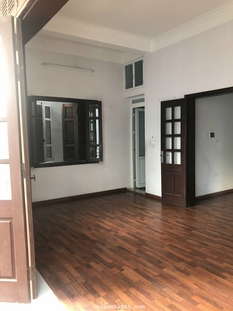 Cho thuê nhà Âu Cơ, Tây Hồ 90m2 x 2,5 tầng. Nhà rất đẹp, ô tô vào nhà. Giá thuê 12tr/tháng