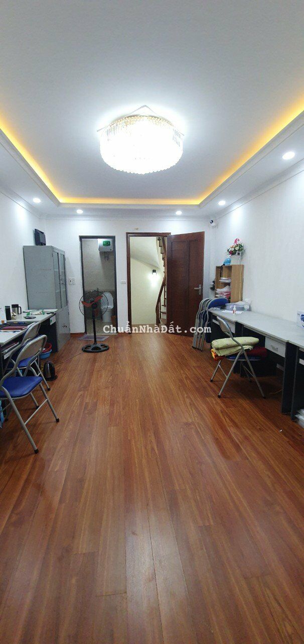 Cho thuê văn phòng Hoàng Đạo Thành, tầng 4, 30m2, sàn gỗ, giá 3tr/tháng Cho thuê văn phòng Hoàng Đạo Thành, tầng 4, 30m2, sàn gỗ, giá 3tr/tháng