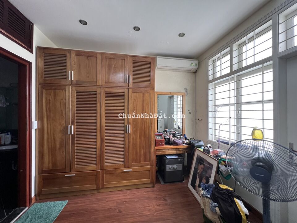 Bán nhà chia lô phố Nguyễn Khang dt 36 m2 x 5 t mới đẹp giá 4,3 tỷ