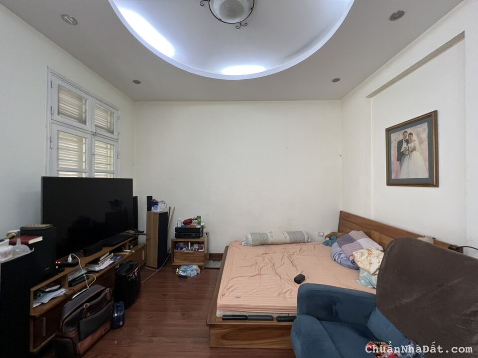 Bán nhà chia lô phố Nguyễn Khang dt 36 m2 x 5 t mới đẹp giá 4,3 tỷ