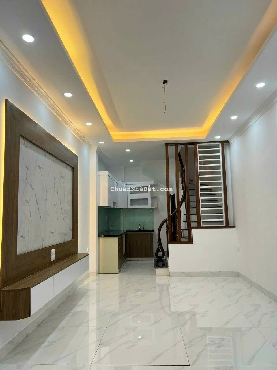 Bán nhà chia lô phố Hào Nam 32 m2 x 5 t mới tinh cách phố 20 m ngõ xe máy giá 4,6 tỷ.