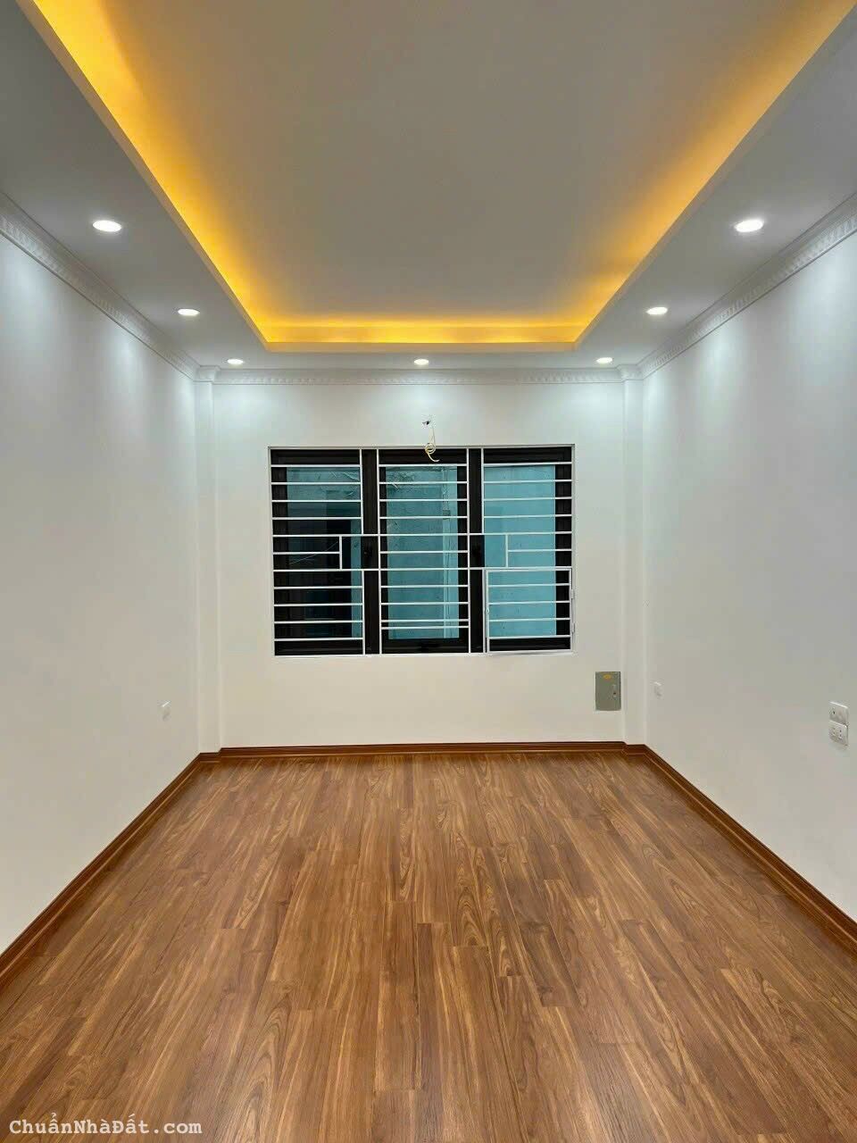 Bán nhà chia lô phố Hào Nam 32 m2 x 5 t mới tinh cách phố 20 m ngõ xe máy giá 4,6 tỷ.