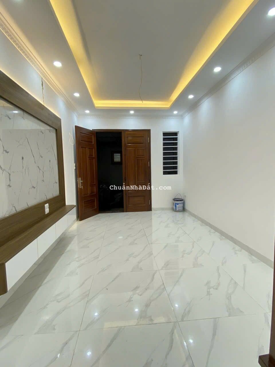 Bán nhà chia lô phố Hào Nam 32 m2 x 5 t mới tinh cách phố 20 m ngõ xe máy giá 4,6 tỷ.