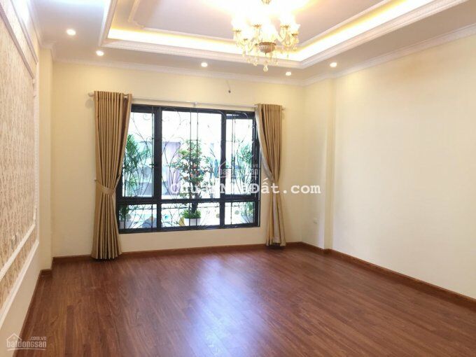 Bán nhà phân lô phố Hoàng Quốc Việt dt 35 m2 x 5 t mới tinh gần bãi gửi xe giá bán 5 ty