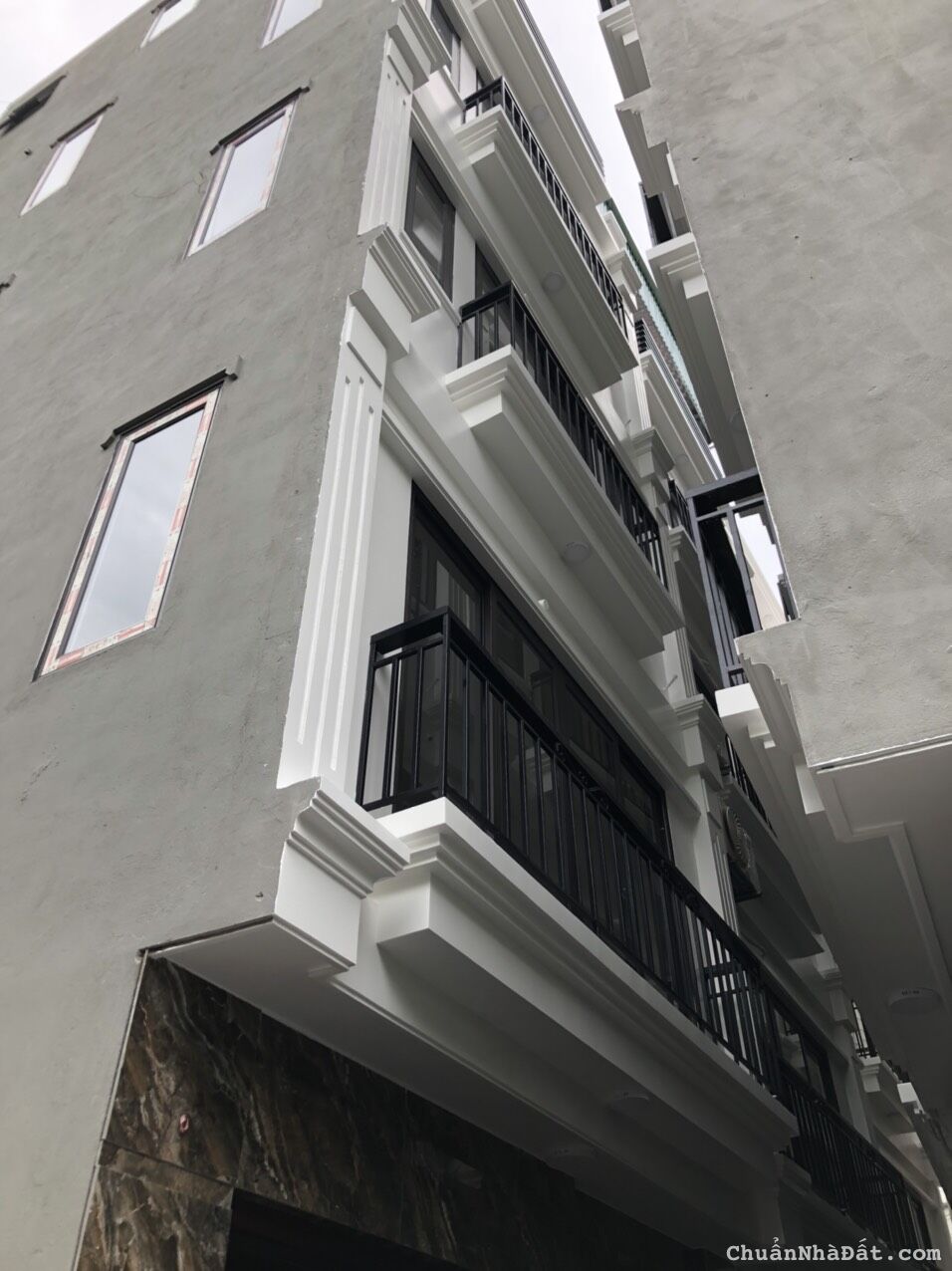 Bán nhà phân lô phố Hoàng Quốc Việt, Nguyễn Đình Hoàn 35m2 x 5 t mới tinh lô góc 5,3 tỷ