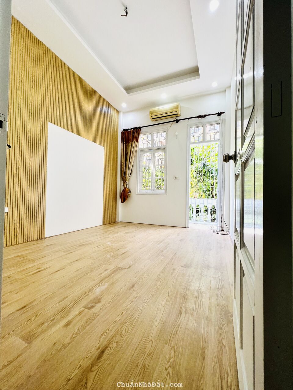 Bán nhà 27/29 phố Võ Chí Công dt 40 m2 x 5 t lô góc 7 ngủ giá 5,9 tỷ