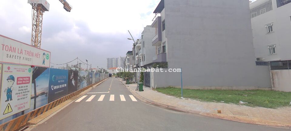 Bán gấp nền đất nằm ngay MTĐ Đào Trí, P. Phú Thuận, Q.7, DT 82m2, giá bán 2 tỷ 700 triệu.