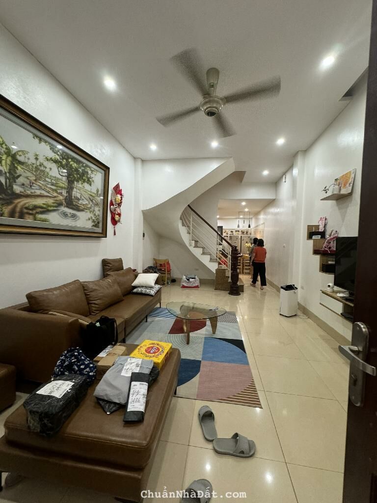 Bán nhà Nguyễn Trãi - Nguyễn Xiển 42m2, 5 tầng, ô tô đỗ gần, dân trí cao, vị trí rất đẹp, giá 5.7tỷ