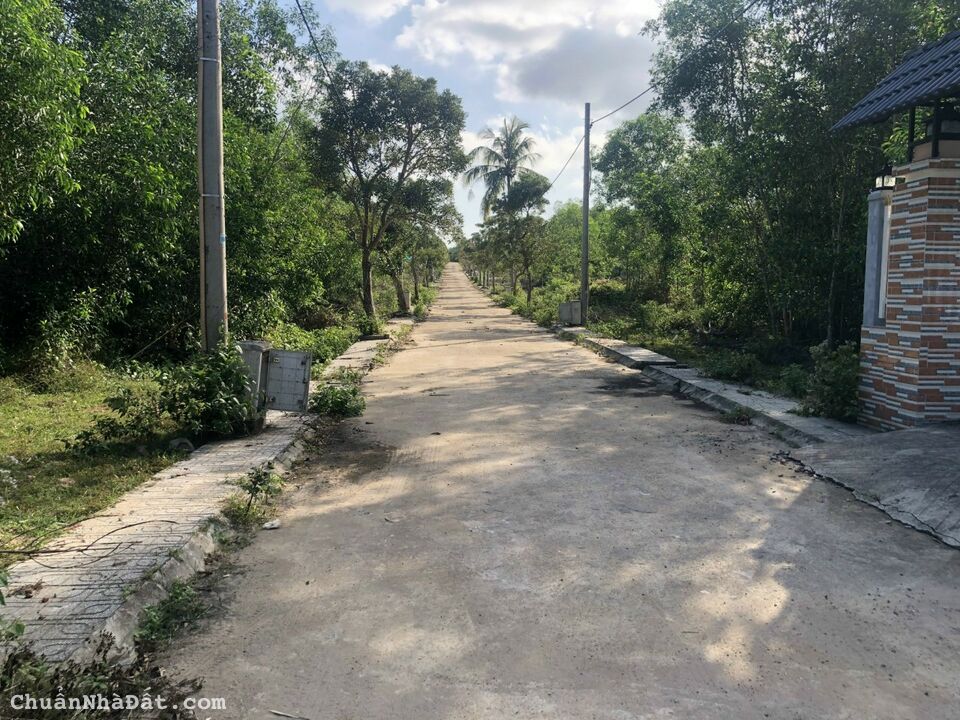 BÁN 1 LÔ SỔ RIÊNG DT 180M2 GIÁ CHỈ 690TR GẦN TRUNG TÂM THÀNH PHỐ PHÚ QUỐC