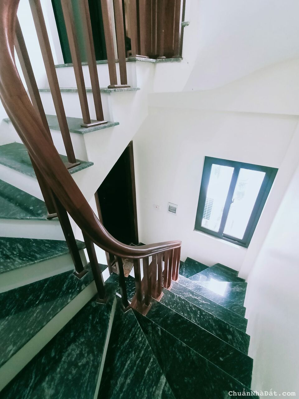 -	Bán nhà Thạch Bàn Cổ Linh gần Aeon Mall 5 tầng 50m2, có sân riêng cổng riêng giá 2,55 tỷ