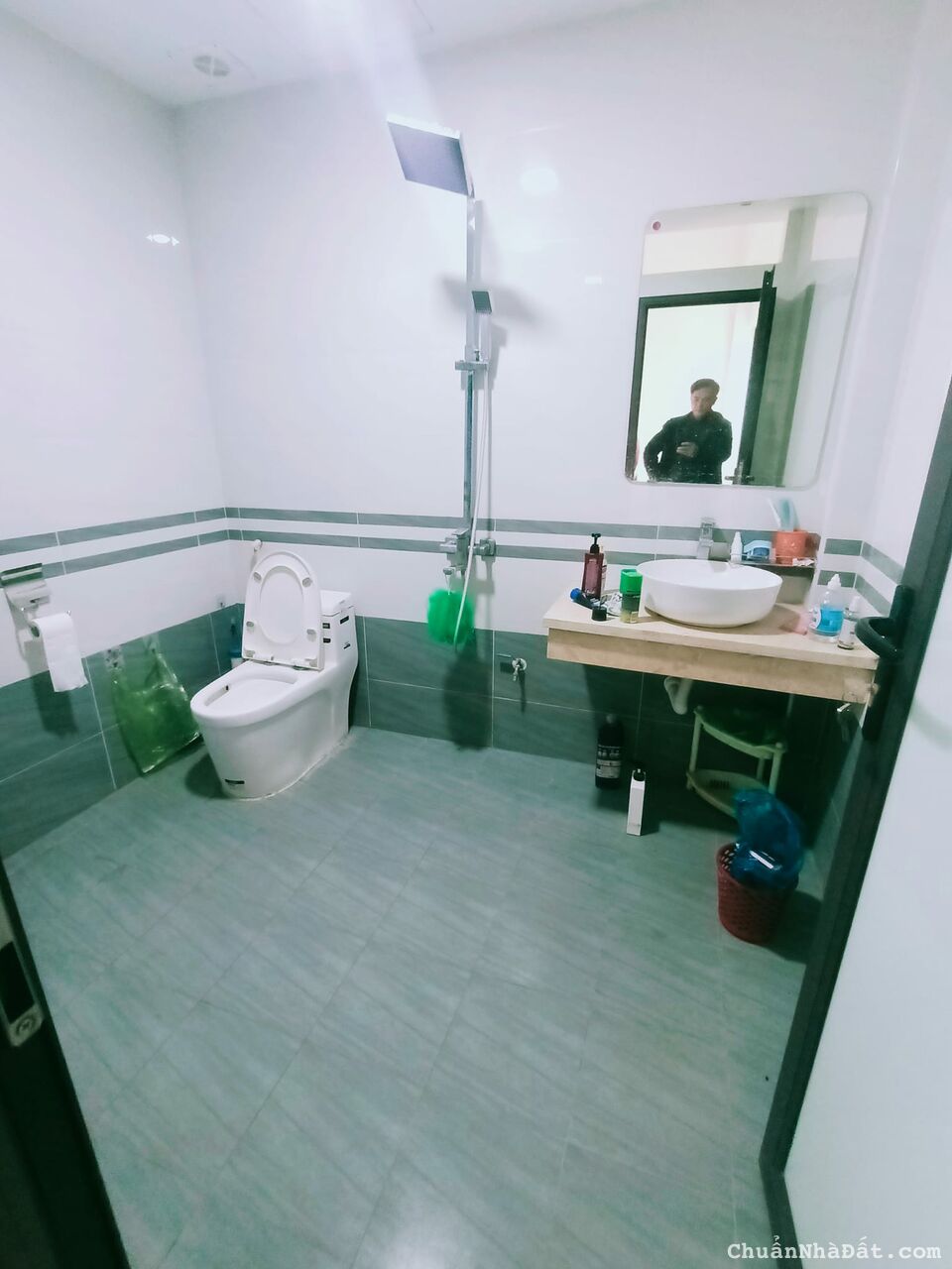 -	Bán nhà Thạch Bàn Cổ Linh gần Aeon Mall 5 tầng 50m2, có sân riêng cổng riêng giá 2,55 tỷ