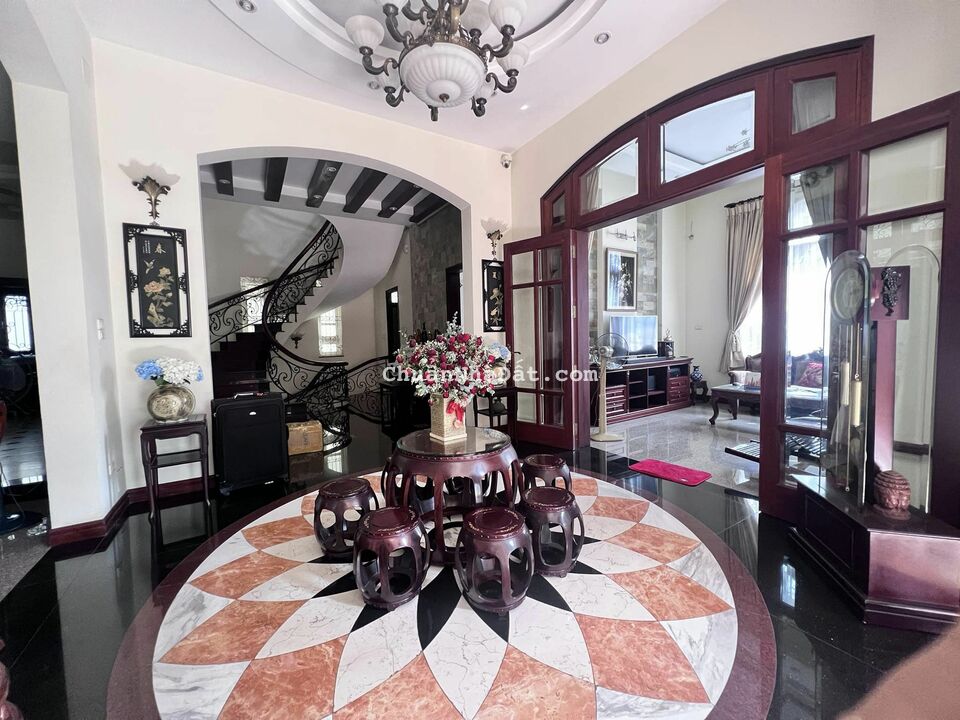 Bán biệt thự cạnh ngã tư Bảy Hiền-ngang 26m-phong cách bán cổ điển- sân vườn thoáng mát-6PN-nội thấ