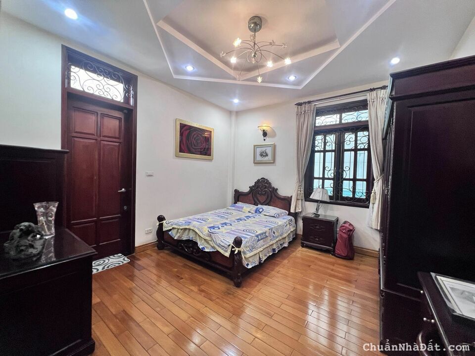 Bán biệt thự cạnh ngã tư Bảy Hiền-ngang 26m-phong cách bán cổ điển- sân vườn thoáng mát-6PN-nội thấ