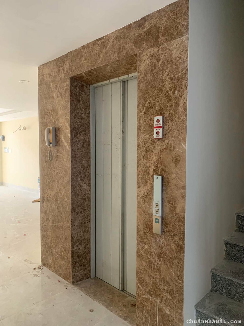 Cao Ốc văn phòng mới cứng gần chợ Tân Định-Ngang 4.3m-hiệu suất cho thuê cao-giá mềm