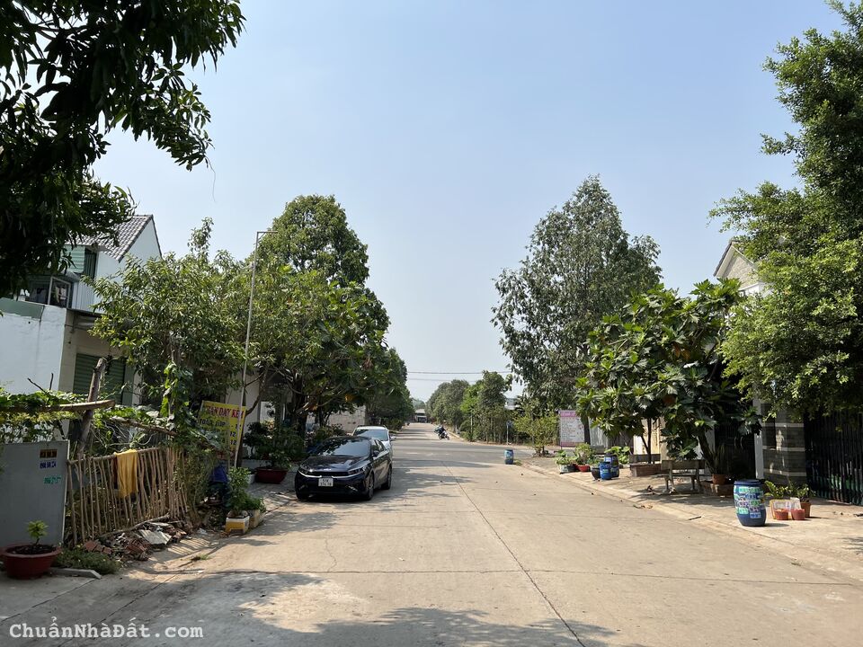 Tôi chủ bán gấp 450m2 đất thổ cư 100% sổ hồng, giá 1,350 tỷ/sổ đường 16m, gần chợ, tiện buôn bán KD