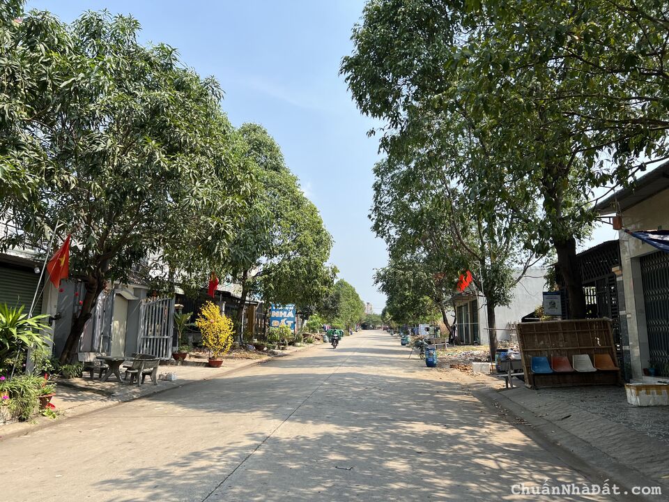 Tôi chủ bán gấp 450m2 đất thổ cư 100% sổ hồng, giá 1,350 tỷ/sổ đường 16m, gần chợ, tiện buôn bán KD