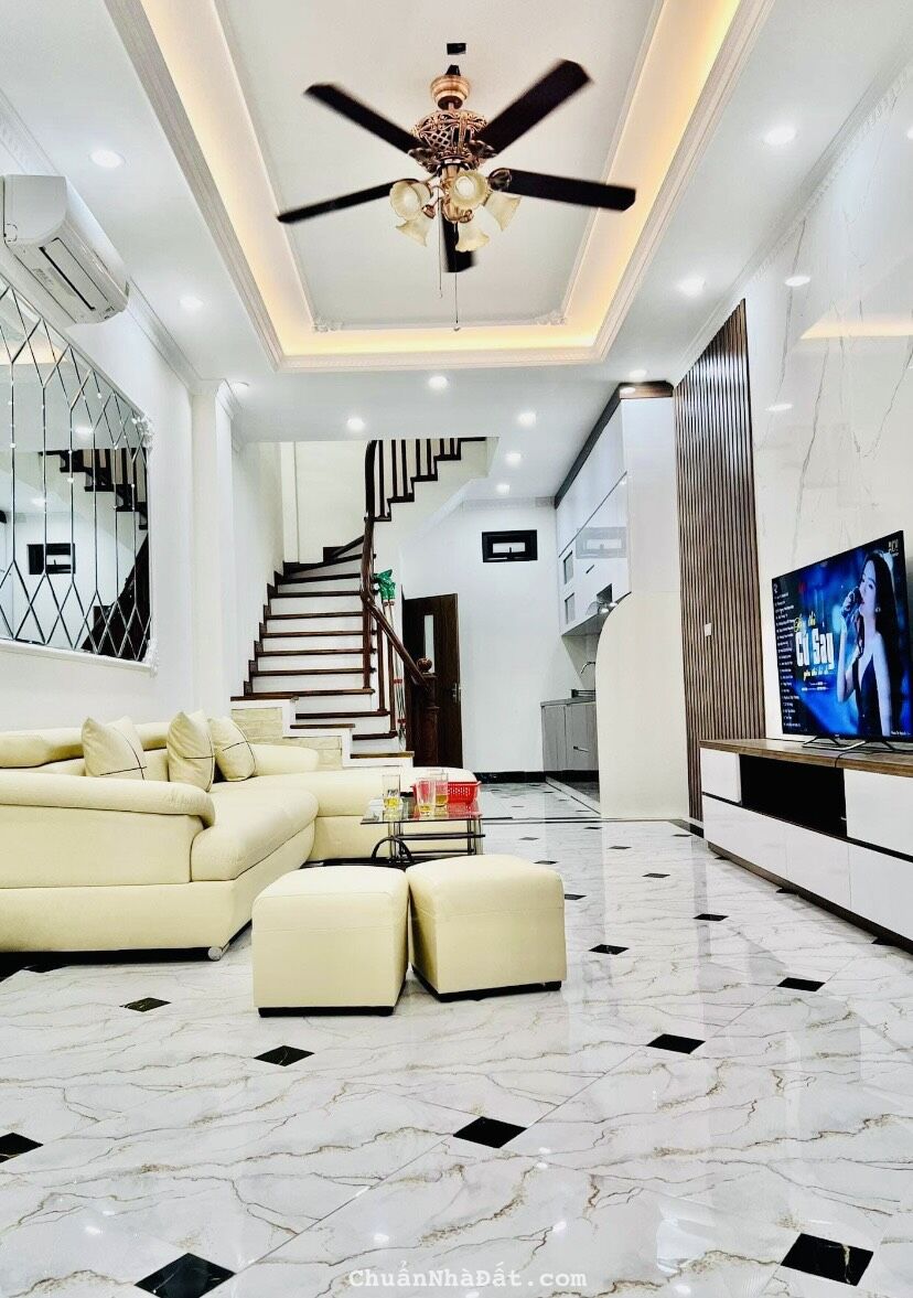 Gấp gấp bán nhà Hoàng Quốc Việt 35M nhỉnh 5 tỷ - sát phố gần ô tô 