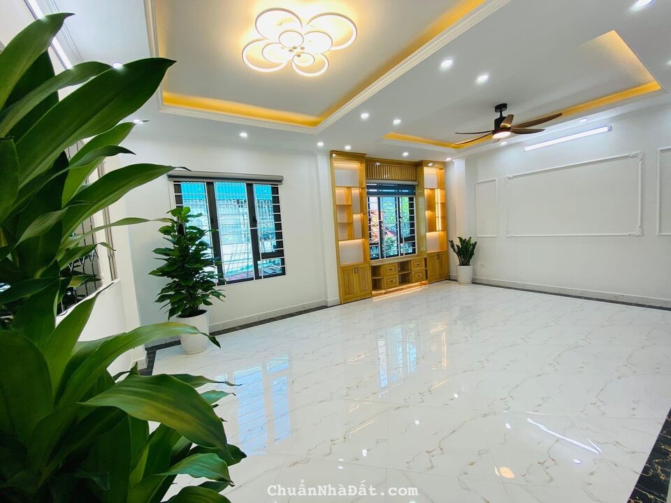 Hàng tuyển bán gấp nhà Cầu Giấy THANG MÁY - Ô TÔ - GẦN PHỐ 7 tỷ 2 