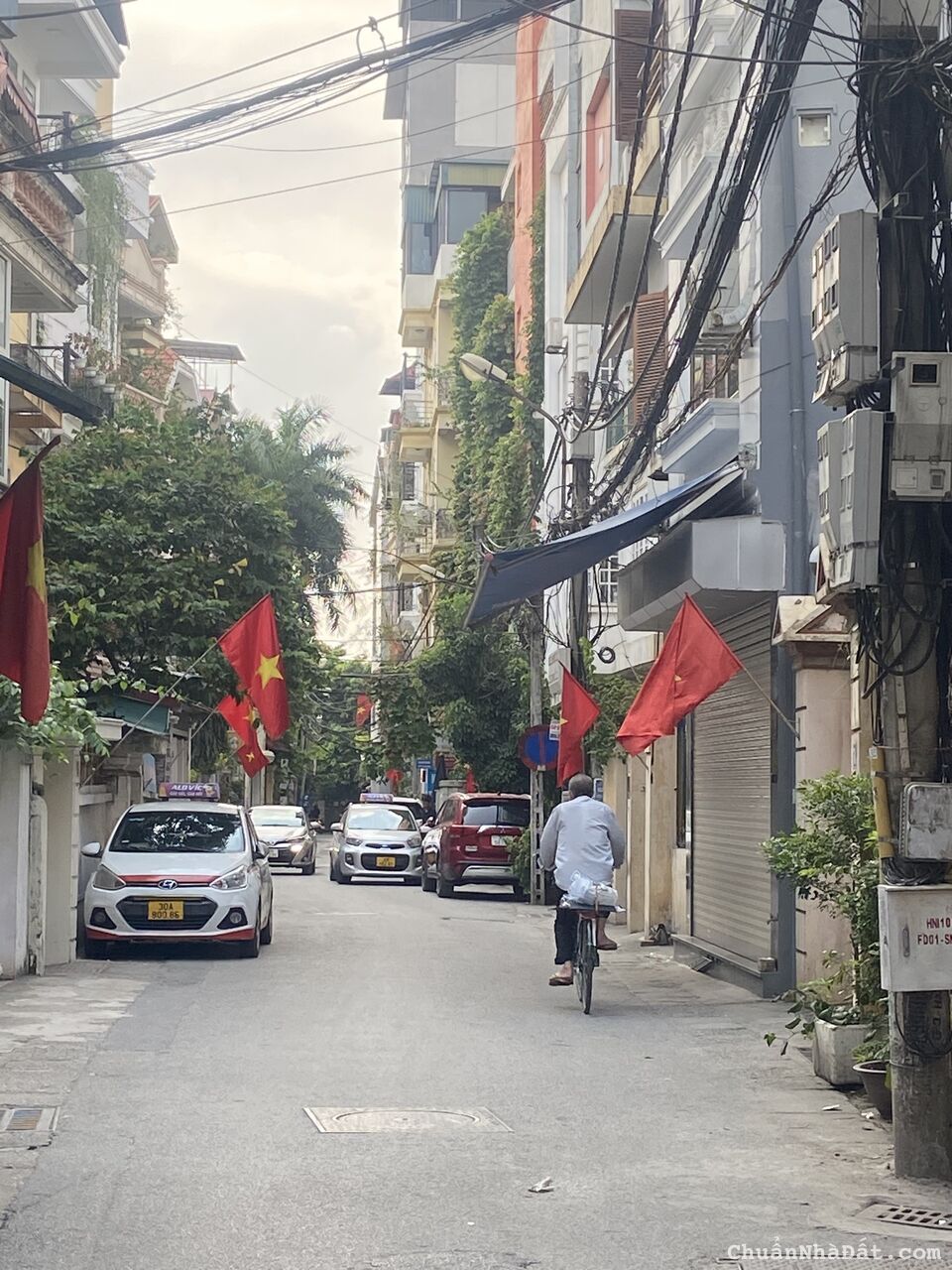 Nhà đẹp – Ô tô gần - Ở ngay Lạc Long Quân giá gật mình 5 tỷ 3