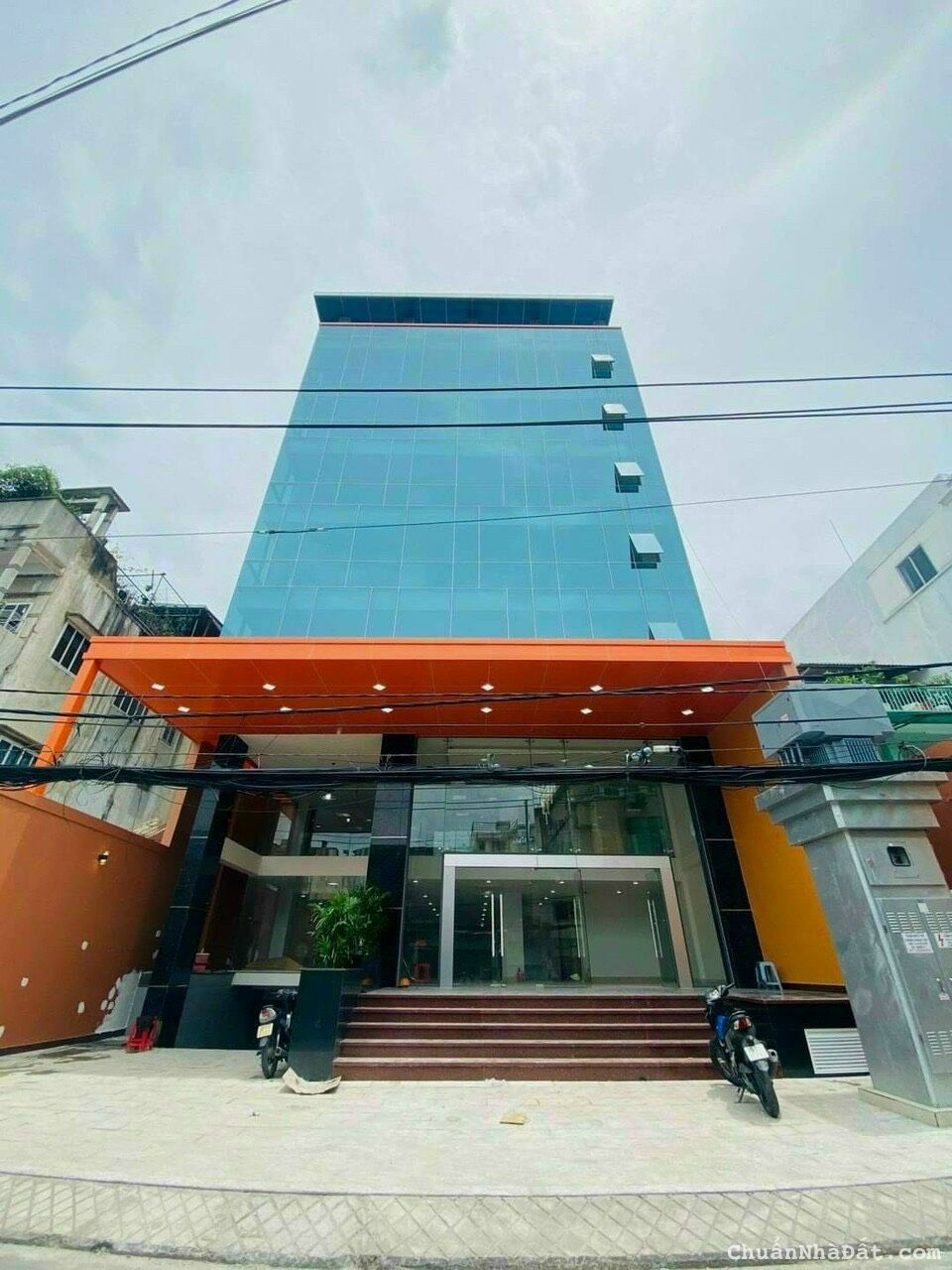 CHO THUÊ NHÀ MT NGUYỄ GIA TRÍ, P.25, QUẬN BÌNH THẠNH DT: 6X20M, KC: HẤM TRỆT 5 LẦU, GIÁ 155TR/THÁNG