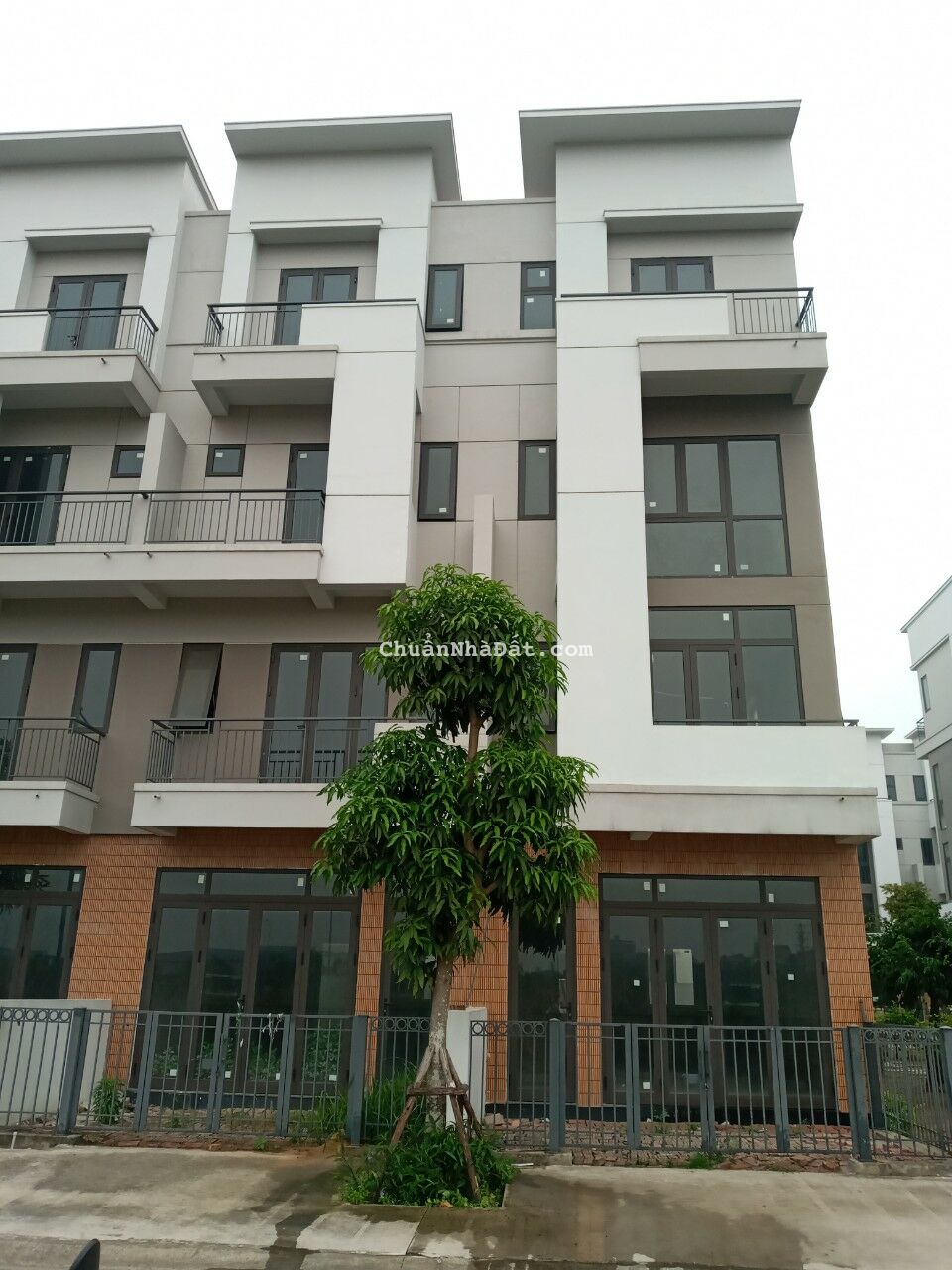 Góc vườn hoa. Dân cư đông đúc. Hướng Đông đầy tài lộc. Shophouse đẹpcực đỉnh giá rẻ cực trũng.