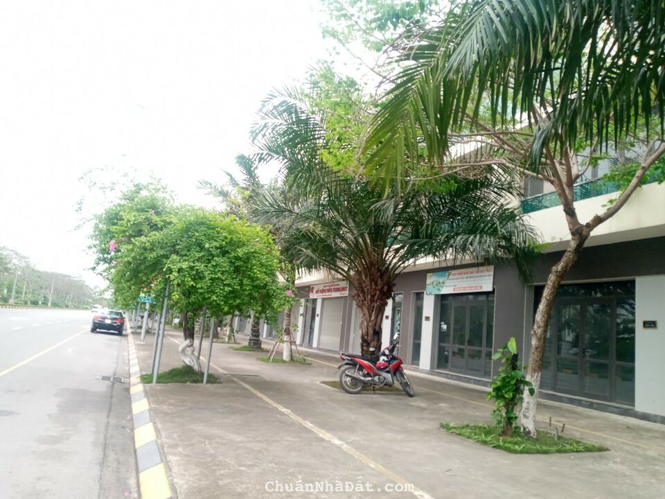 Mặt đường đại lộ 6 làn xe. Đối diện khu liên hợp thể thao VSIP. Shophouse giá chỉ nhỉnh 12.