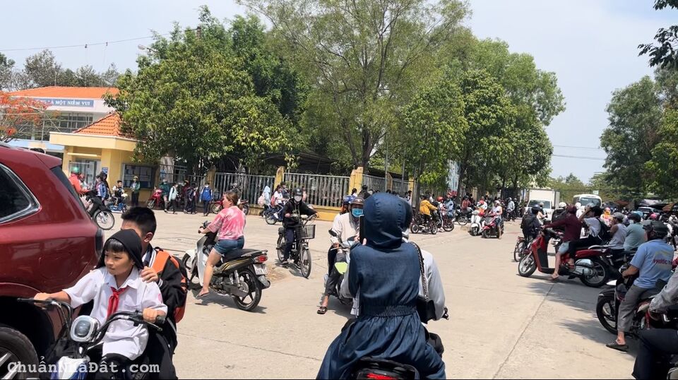 TÔI CHỦ BÁN GẤP 300m2 SÁT CHỢ,TRƯỜNG THPT,CÁCH QL13 100m.TIỆN BUÔN BÁN,FULL THỔ CƯ