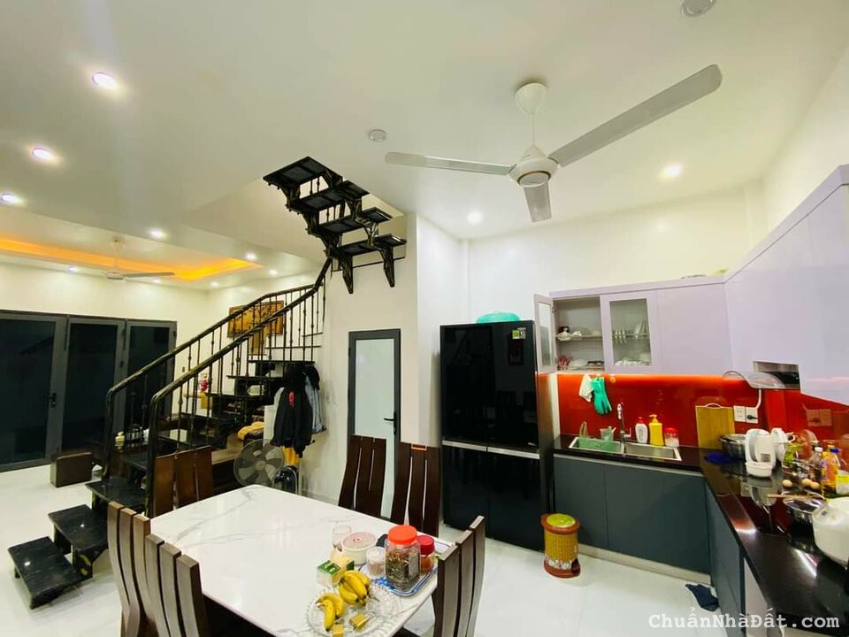 NHÀ ĐẸP THỤY KHUÊ, TÂY HỒ, LÔ GÓC 3 MẶT THOÁNG, DT 39M, GIÁ 5.5 TỶ.