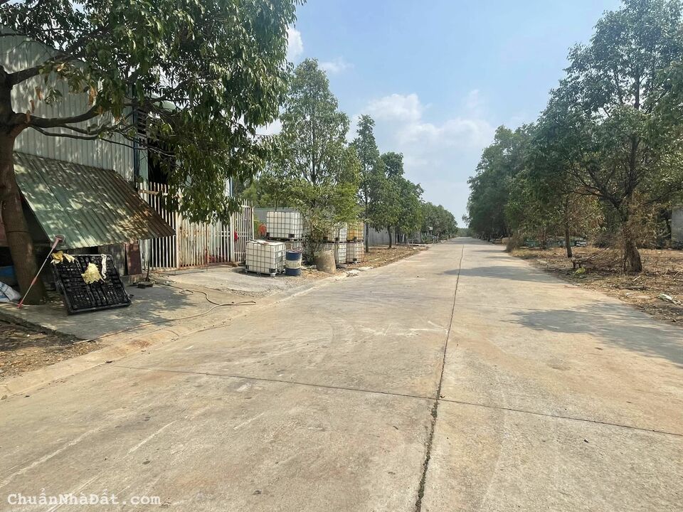 Tôi chủ bán gấp 450m2 đất thổ cư 100% sổ hồng, giá 1,350 tỷ/sổ đường 16m, gần chợ, tiện buôn bán KD