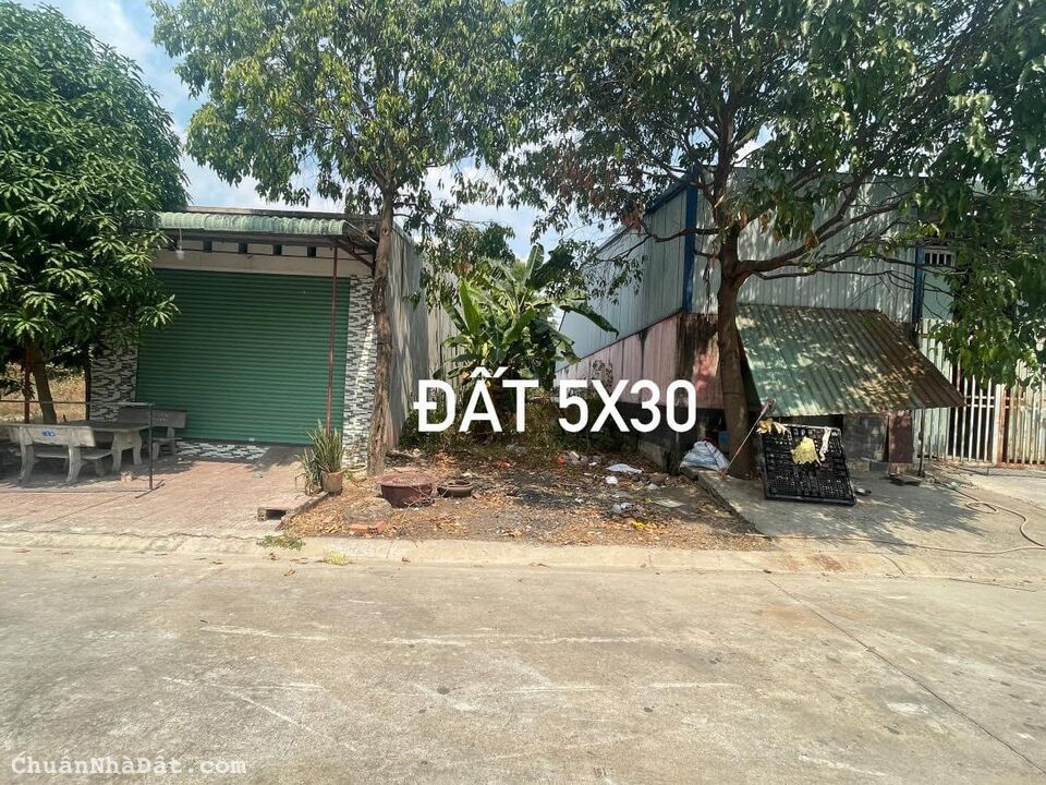 Tôi chủ bán gấp 450m2 đất thổ cư 100% sổ hồng, giá 1,350 tỷ/sổ đường 16m, gần chợ, tiện buôn bán KD