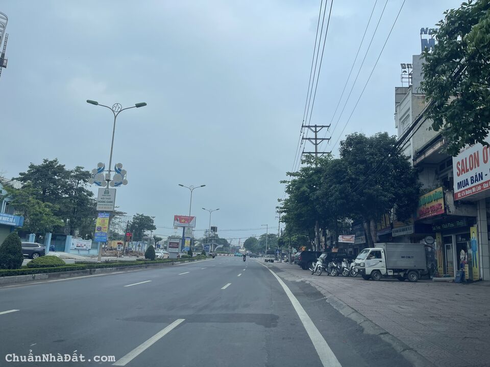 Bán nhà 3 tầng kinh doanh vô cùng sầm uất tại mặt đường Mê Linh, Khai Quang, Vĩnh Yên.