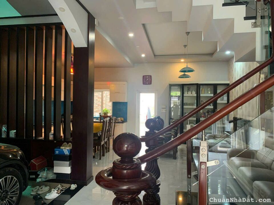 Biệt thự đẹp quận 7, đường 12m, 7*30, 16,8 tỷ.