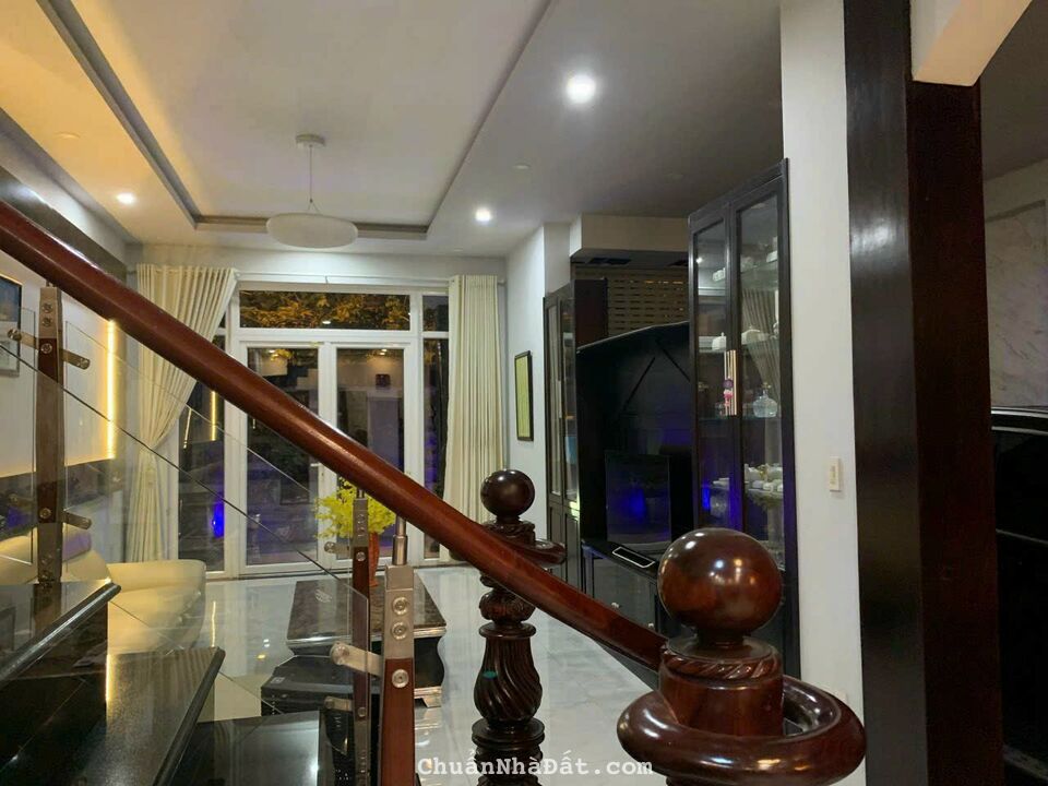 Biệt thự đẹp quận 7, đường 12m, 7*30, 16,8 tỷ.